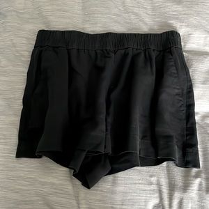 Elastic waistband black shorts
